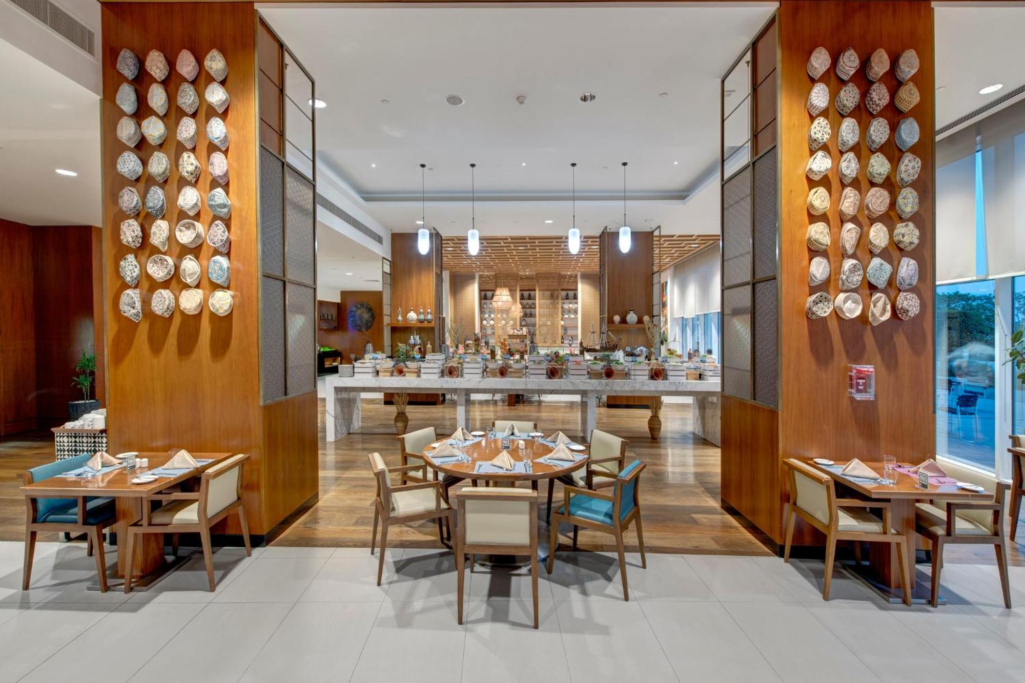 Crowne Plaza Muscat Ocec By Ihg Hotel Exterior foto